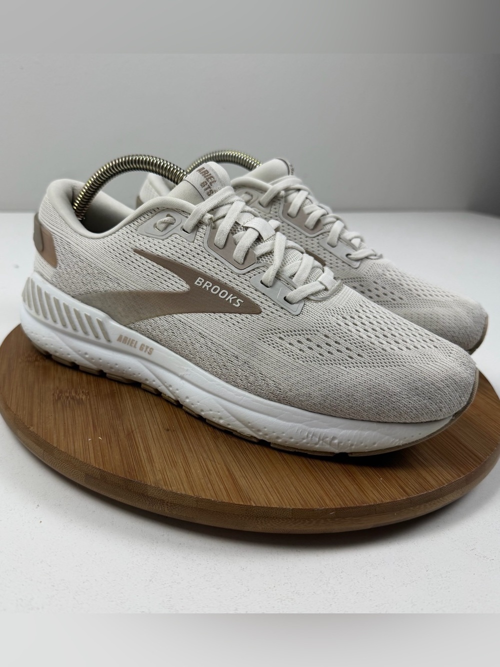 Brooks Ariel GTS 24 Men's Running Shoes in Cream with Tan Accents